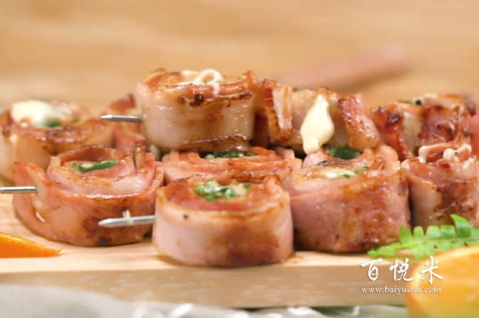 超級好吃的培根做法，培根片裹著奶酪棒烤著吃，解饞拉絲